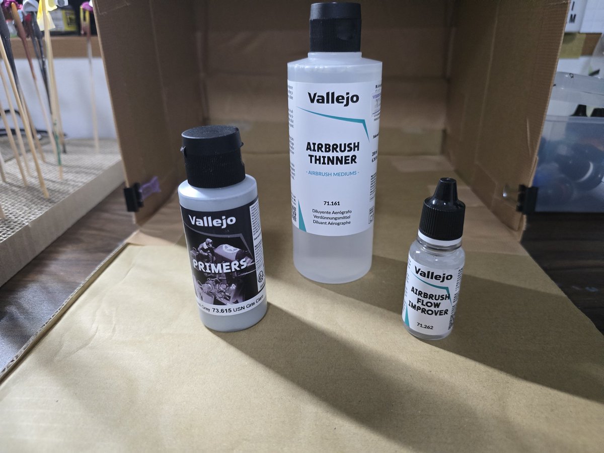 ついに水性塗料デビュー！
匂いが…甘い…臭くない…普通に塗れる…(*´ω｀*)
でもラッカーと感覚違う所が多いので練習あるのみ！
#ガンプラ