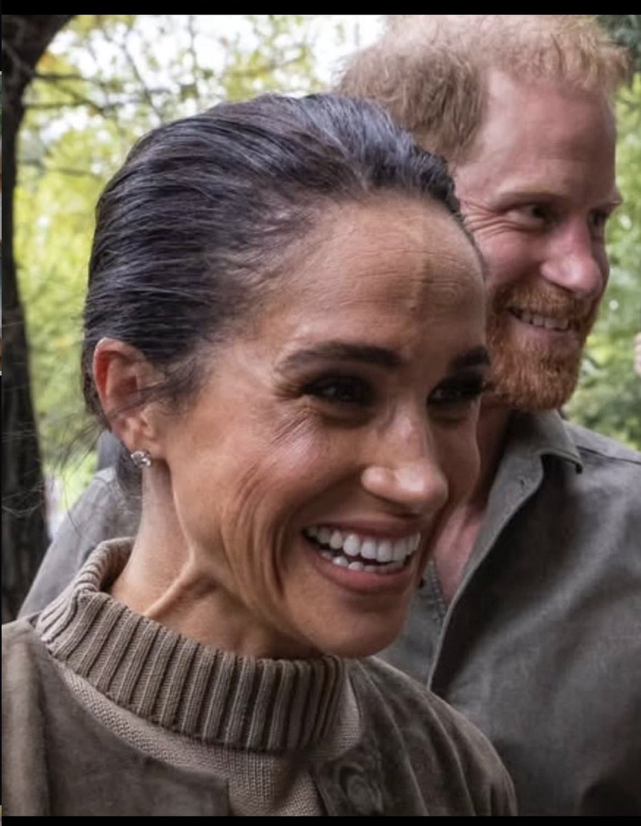 unreMARKLEble's tweet image. When you don’t have control over the photos. #MeghanMarkle #HarryandMeghan #MeghanIsTheProblem