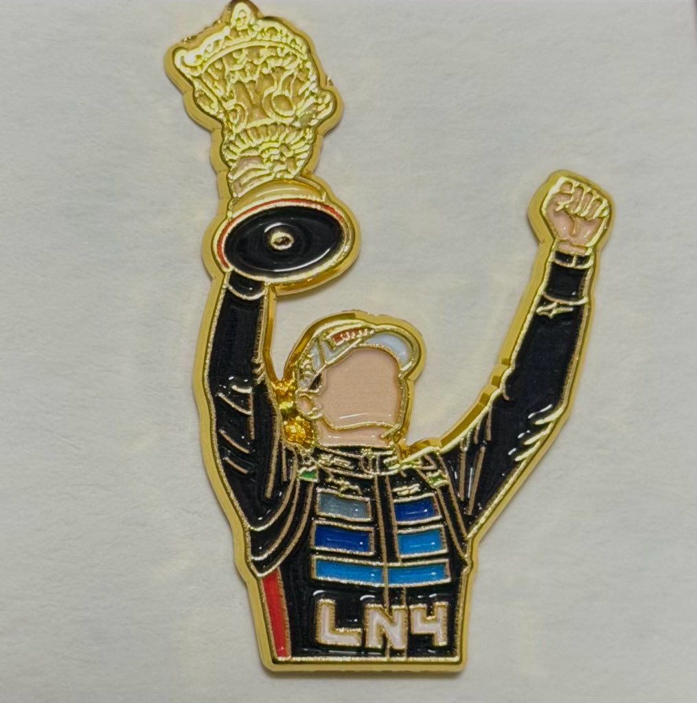 norr1zzgame's tweet photo. hi LN4s going to landostand!! to commemorate the anniversary of lando’s silverstone win, ill be giving away lando podium pins at landostand 💛 200+ pins have been made for this so far, more incoming~

ill be giving at random so do watch out for meeeeee!! https://t.co/UqPzt8vFeB
