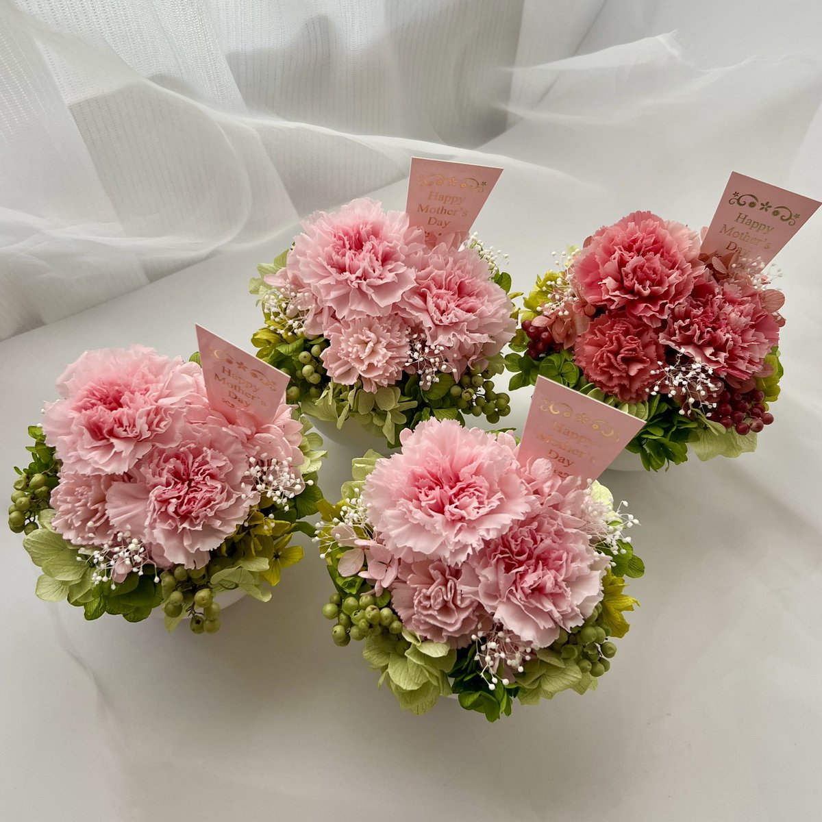 #母の日ギフト 🌸
カーネーションアレンジメント

昨日作った分です☺️

忙しいお母さんの毎日に
優しい彩りを🌿✨

ライトピンク🌸
minne⇨ minne.com/items/42363142
Creema⇨ creema.jp/item/19036785

カシスピンク🍷
minne⇨ minne.com/items/45064862
Creema⇨ creema.jp/item/20527825