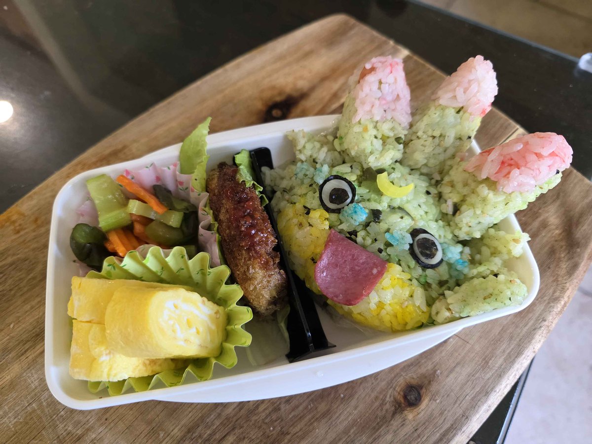 Areia_vt's tweet photo. Made a Gekkomon character bento on stream today!  Menchi katsu, tamagoyaki, crescent moon salad, and gekkomon riceball! #DigimonBeatBreak https://t.co/0Jg86rxVxZ