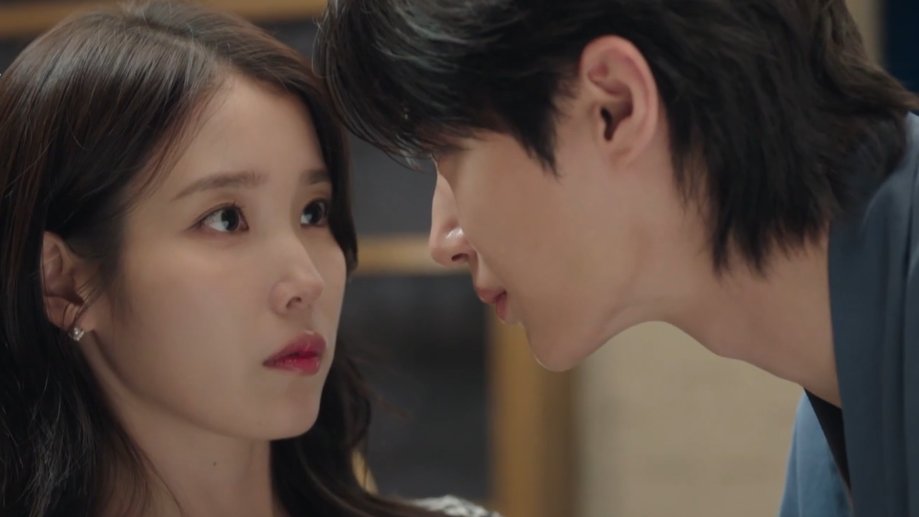 [#PerfectCrown Episode 3 Pre-release]

Huiju: Kamu bakalan belain Daebi Mama kan?
Ian: Aku belain kamu dong
*Wajah Ian makin deket*
Ian: Aku harus keliatan bucin banget sama kamu
*Huiju deg2an*
Ian: Kalo aku gini, pernikahan konyol ini bakalan keliatan kayak beneran kan?