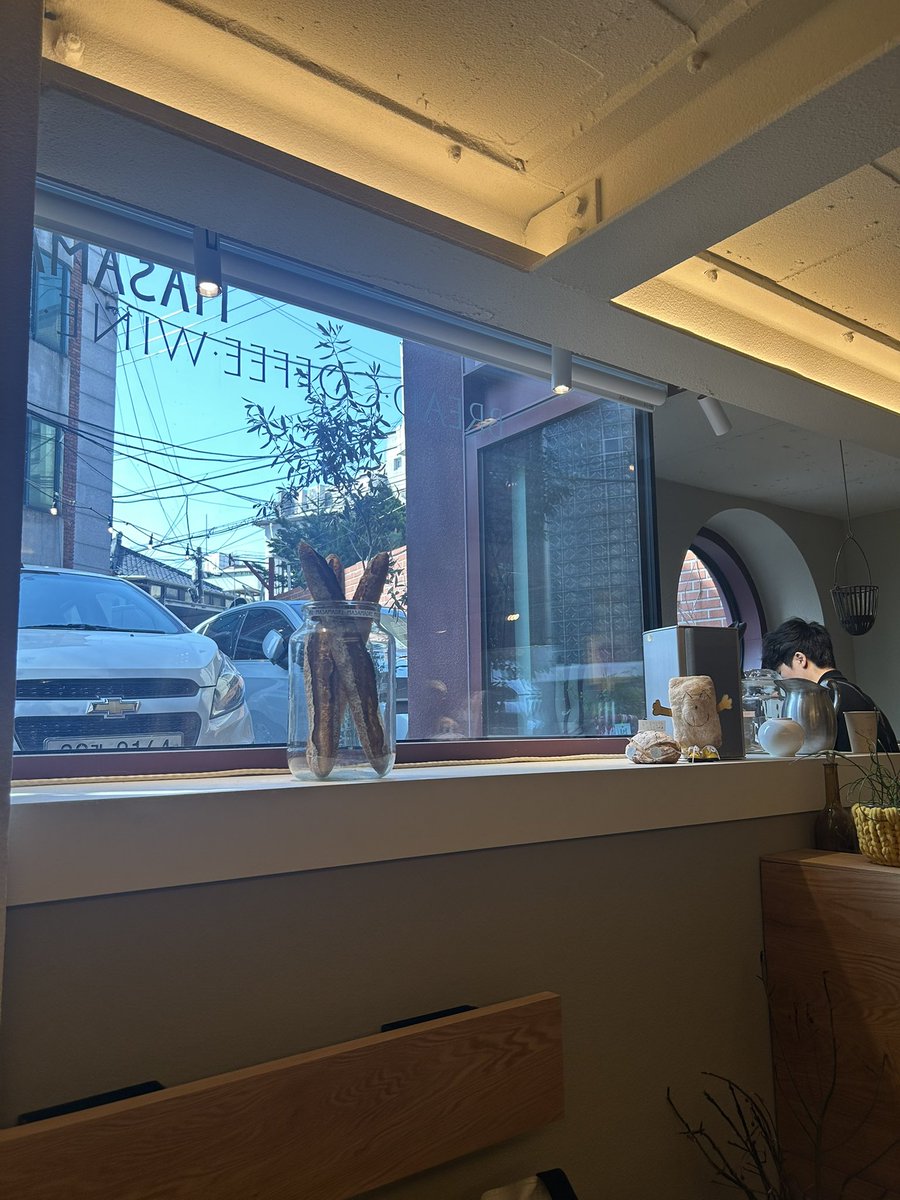 choeeunju770811's tweet image. 서촌 투어 마사마드레💛💛
나혼산 서범준편 보고 간 마사마드레 치즈샌드위치!
맛있긴하다 ㅋㅋㅋㅋㅋ
난 아예 작정하고 주말 오픈런해서 들어감 
샌드위치도 맛있긴했는데 의외로 아메리카노가 완전 내스타일
#서촌 #마사마드레 #샌드위치