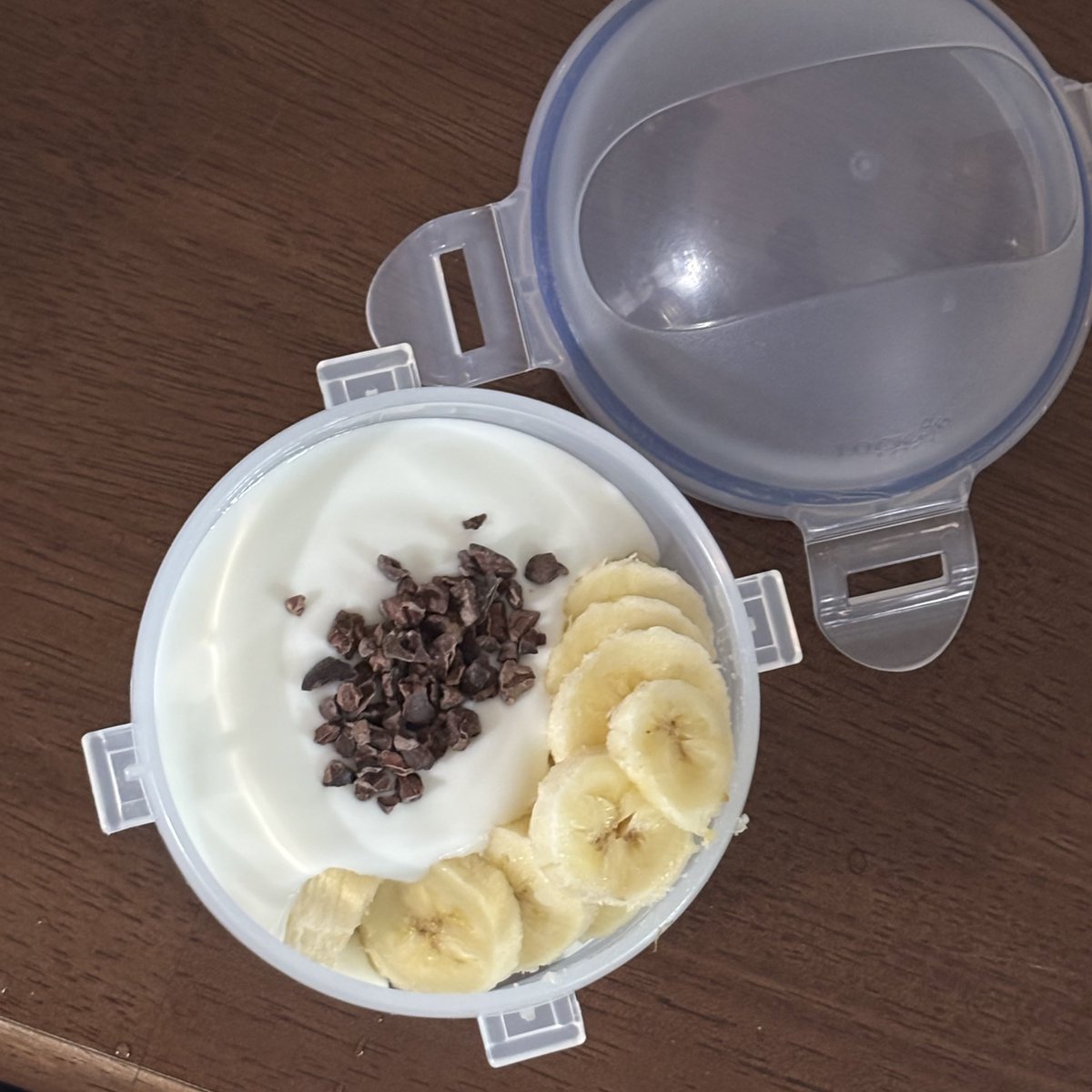 시간없어서 회사에서 아침 먹고 있는데, 과일이 동나서 안좋아하는 바나나 썰었다 🙃