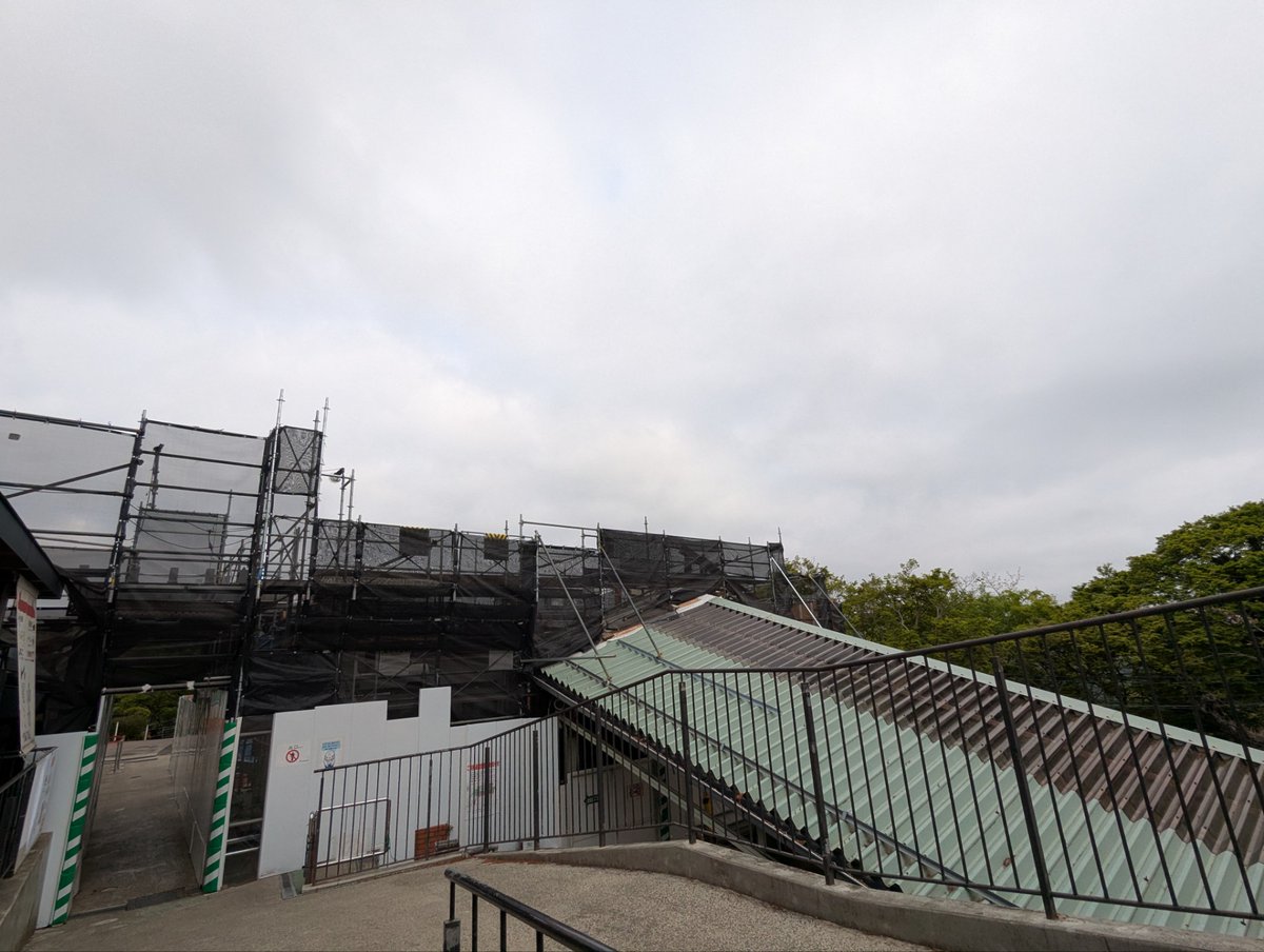 Takao_Tozan's tweet image. おはようございます。
午前９時現在、高尾山麓、ケーブルカー清滝駅、高尾山駅の天気は「曇」、気温は「１１度」です。
ケーブルカー、リフトともに通常通り運行しています。  #高尾山 #ケーブルカー #リフト