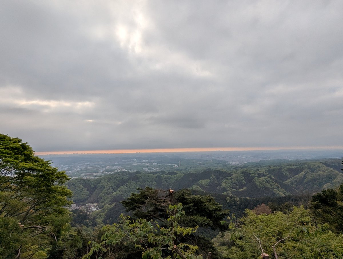 Takao_Tozan's tweet image. おはようございます。
午前９時現在、高尾山麓、ケーブルカー清滝駅、高尾山駅の天気は「曇」、気温は「１１度」です。
ケーブルカー、リフトともに通常通り運行しています。  #高尾山 #ケーブルカー #リフト