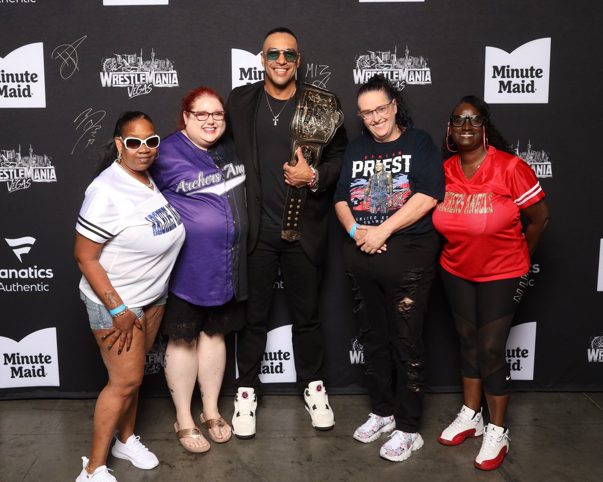 cmteller7976's tweet photo. @Archers_Angels finally got a group picture with our number 1 guy, @ArcherOfInfamy https://t.co/SgzlyQYuRH