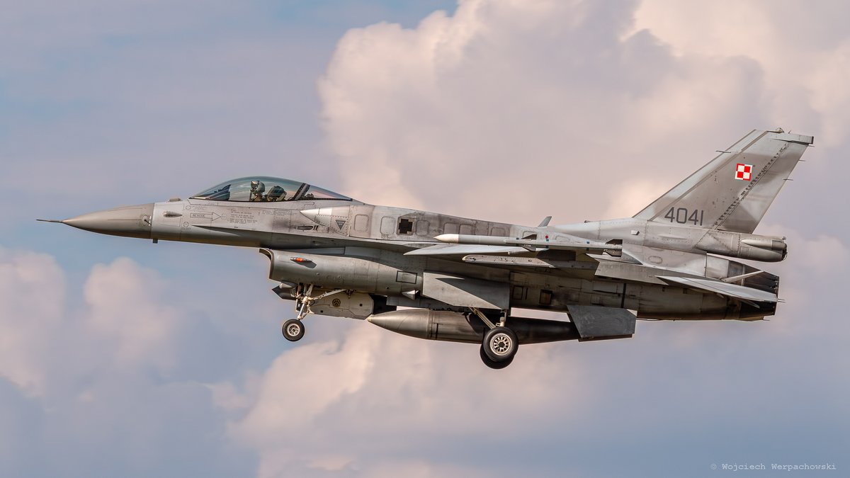 Woit_1900's tweet image. Tu też tygrys zostawił swój ślad, czy też odcisk...🇵🇱#F16 #Jastrzab
📷#planespotting #Woitfoci