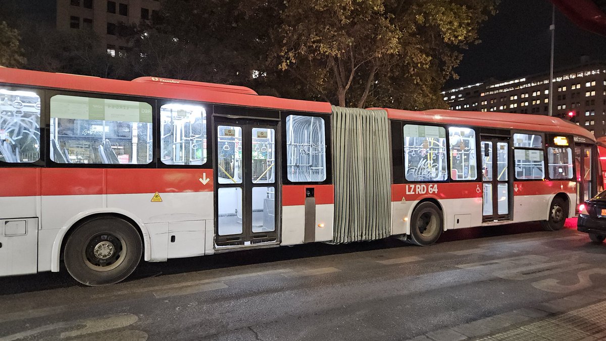 Bus Ruta 210 @Red_Movilidad hola. el bus LZRD 64 (en ruta 210) acaba de pasar en ...