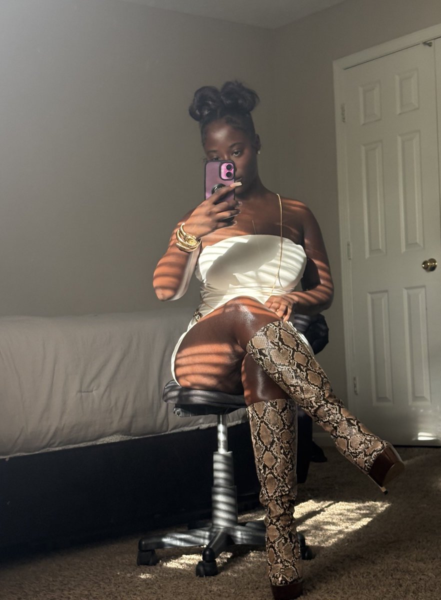 M ᥫ᭡. tweet media