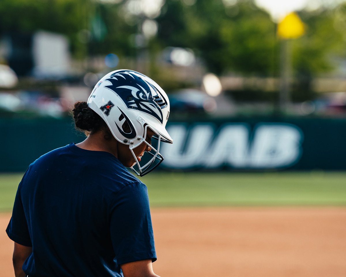UTSASoftball's tweet image. Suns out, guns out ☀️💪

#BirdsUp 🤙 | #LetsGo210 | #PluckEm 🪶