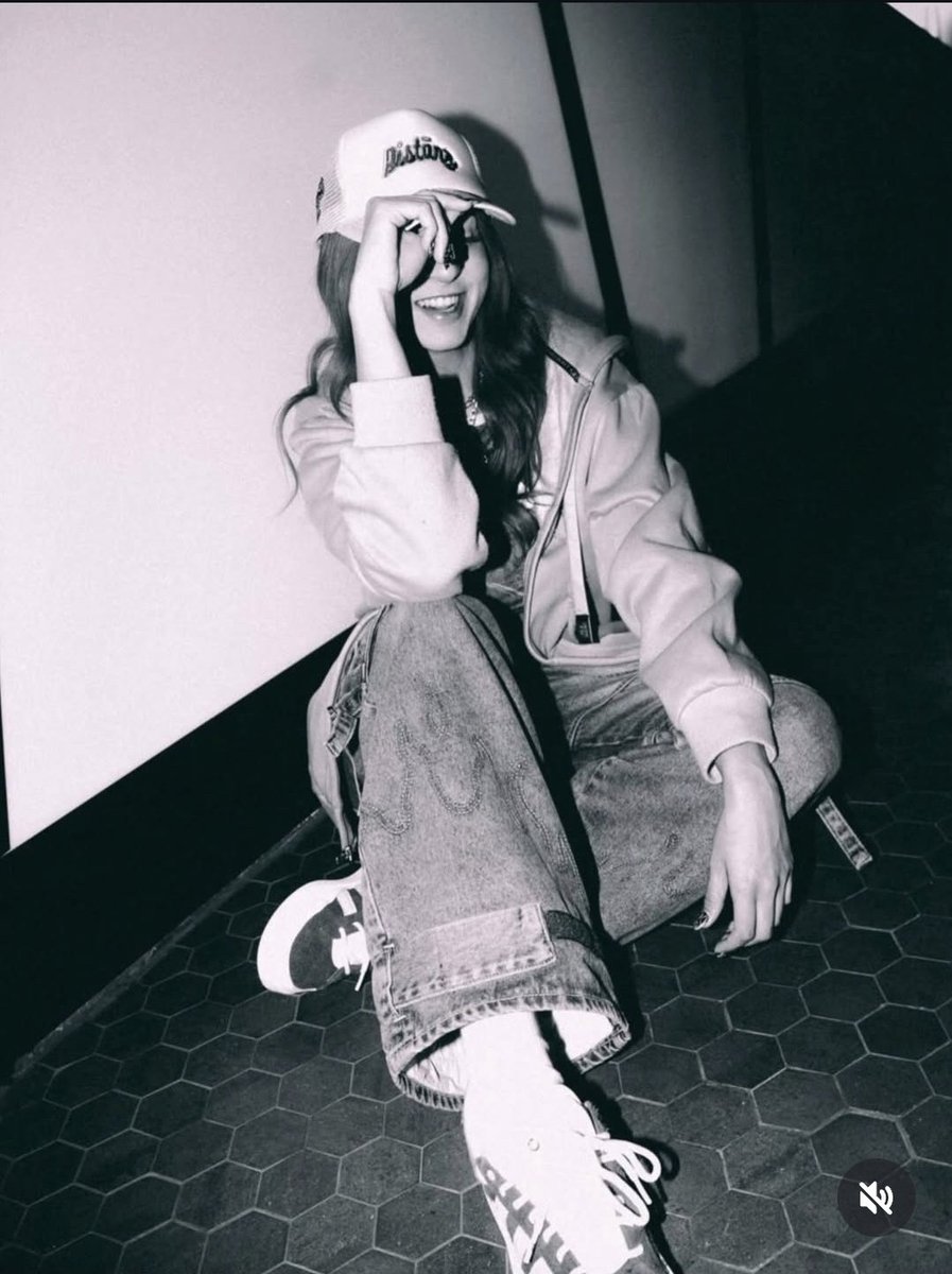 amantes de karol g y lola índigo 🍍 tweet media