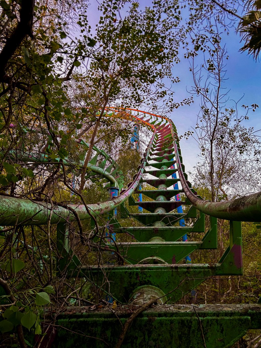 true_exploress's tweet photo. Abandoned six flags in New Orleans 🎢 https://t.co/bMqMNpP8wR