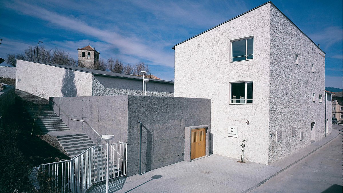 MadridProyecta's tweet photo. Buena arquitectura en equipamientos, tanto ordinarios como singulares... buena vivienda social "a saco"... dotaciones en los pueblos, con interés...

Y ampliación de las infraestructuras a todos los niveles (menos Cercanías).

¿Qué ha pasado Madrid, si somos más ricos ahora? https://t.co/faG2cvq3KY