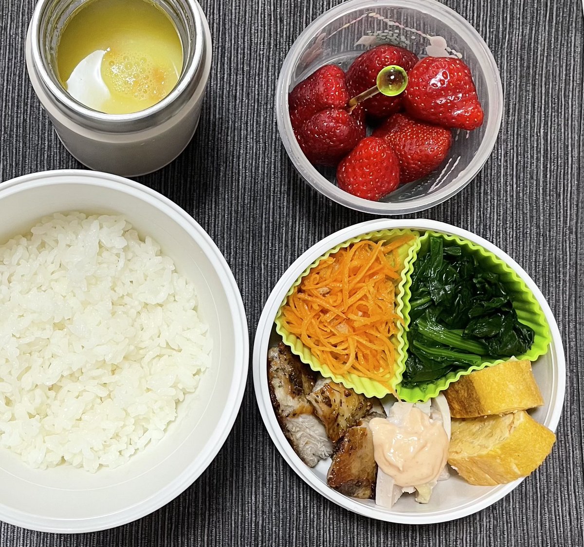 ああ金曜のお弁当　バジルチキン、鶏ハム、卵焼き、ほうれん草バターソテー、にんじんツナラペ
コーンスープ、🍓ベリーポップすず

鶏ハムを久しぶりに作りました。塩とはちみつの加減がいつも運任せですが美味しくできた。