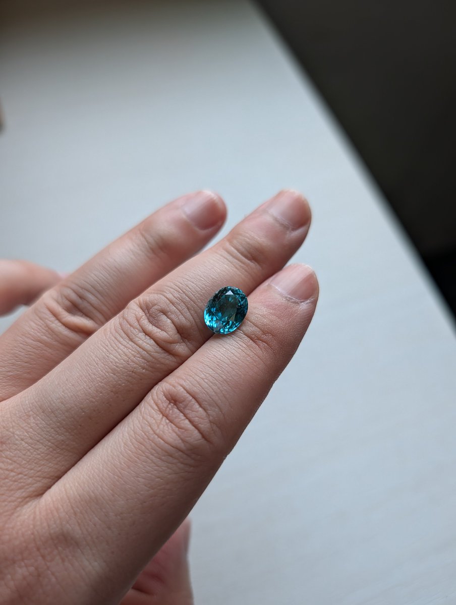yutasuzuki0930's tweet photo. 脅威の6.38ct 
カンボジア産ブルージルコン🙋✨

これはジェムラバ中に鈴木を叩くとポケットから出てきます。 https://t.co/p7nLSsTuHI
