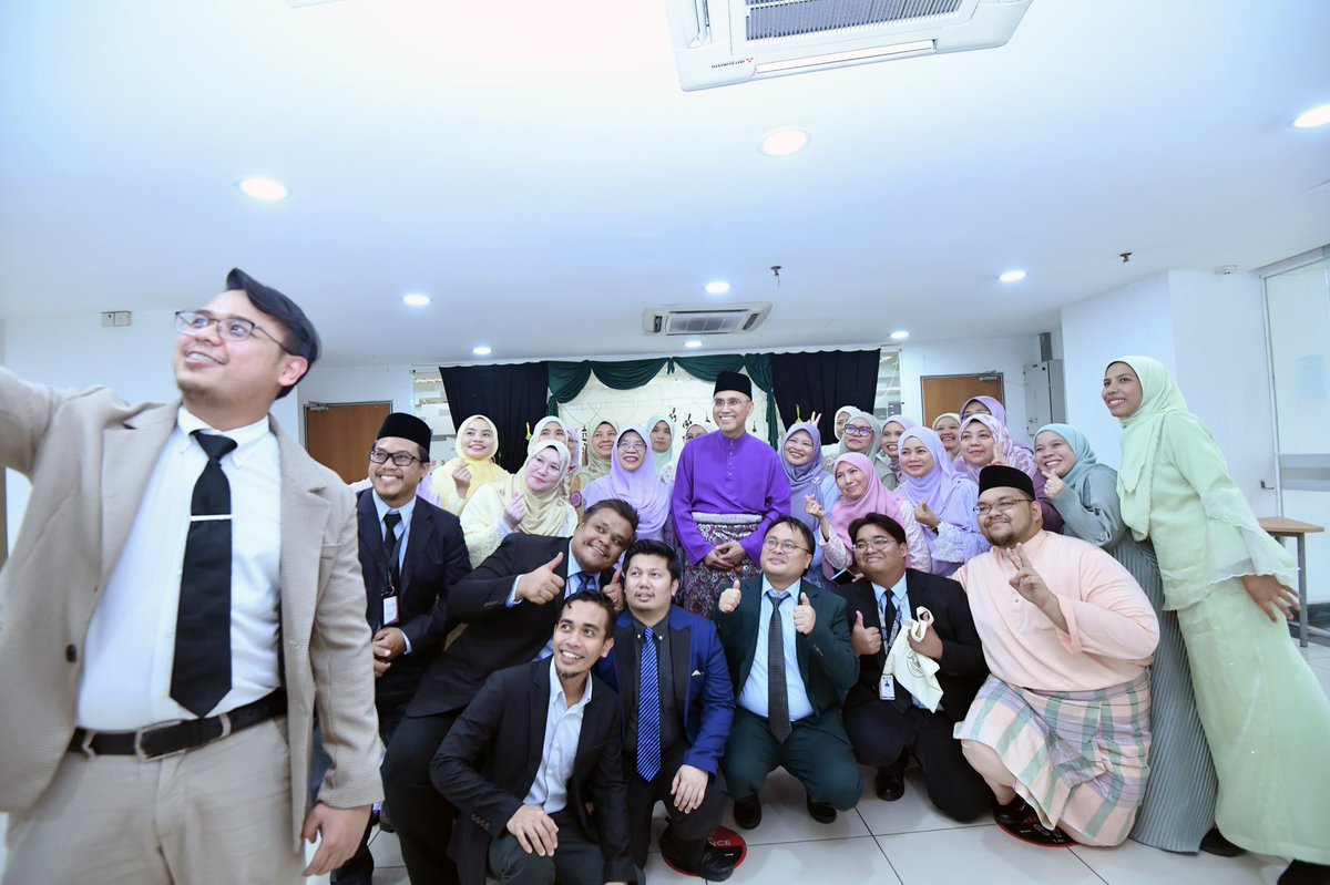 MohdShukriYajid's tweet photo. Delighted to join the Meriah Raya potluck organised by @MSU_Registrar @EnrolmentMsu Acad Office, Media &amp; Strategic Communications, @MSUGlobalAffair @YayasanMSU @msuacademy &amp; QAAC. A meaningful celebration of togetherness, unity and shared festive spirit across @MSUmalaysia https://t.co/Tj4eNGogNA