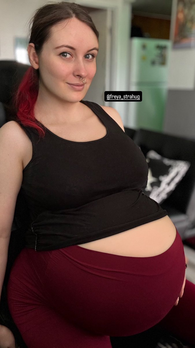 strahug's tweet image. Looks like another growth spurt. At this rate I won’t be able to reach my desk 😅🥵

#pregnant #pregnantbelly #pregnancy #expansion
