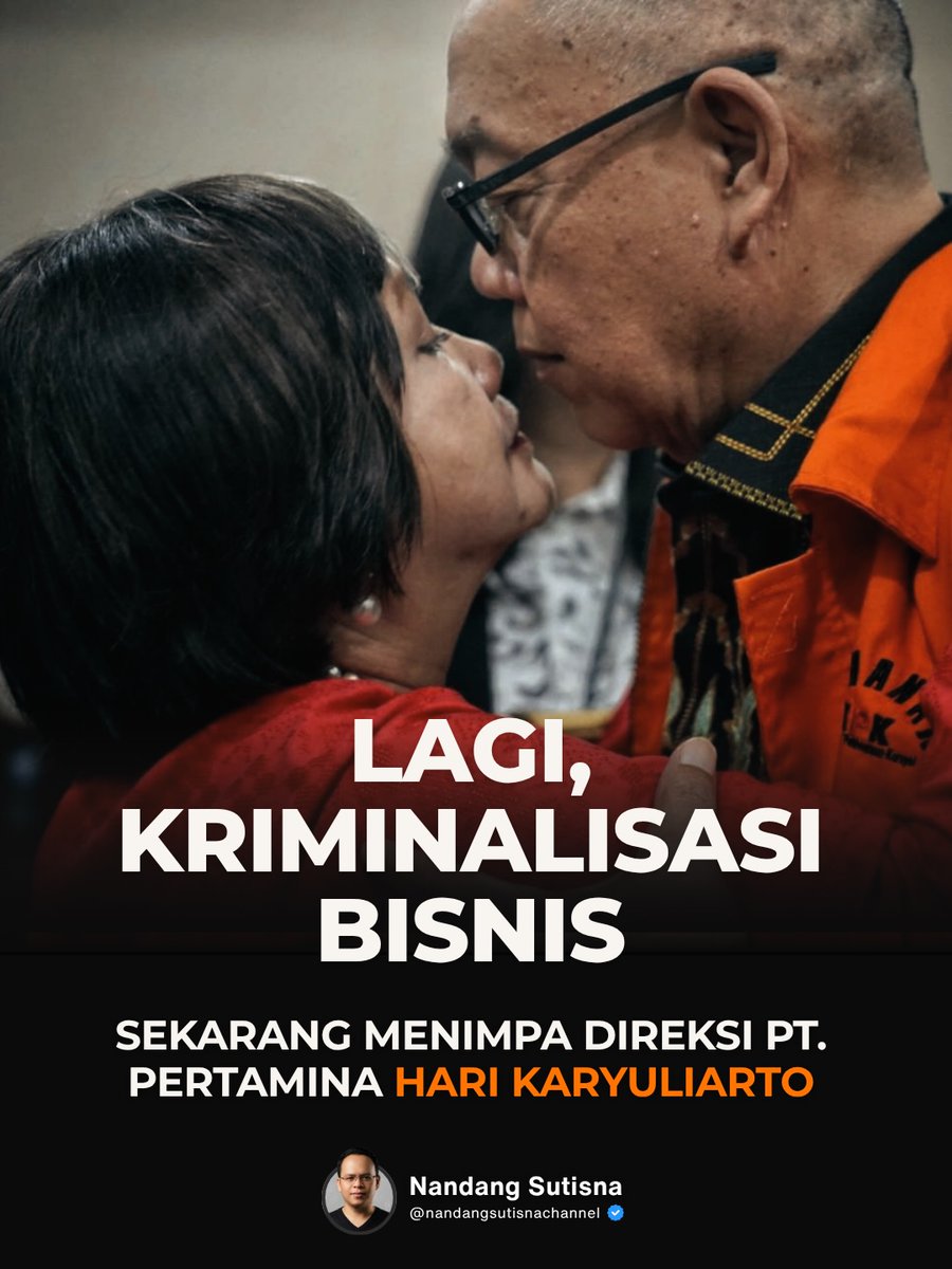 ferizandra's tweet photo. LAGI, KRIMINALISASI BISNIS

SEKARANG MENIMPA MANTAN DIREKSI PT. PERTAMINA HARI KARYULIARTO.

Bayangkan, seorang direktur PT. Pertamina, Hari Karyuliarto, yang udah pensiun sejak tahun 2014, tiba-tiba jadi tersangka.

Dia dituduh merugikan negara sekitar Rp1,77 Triliun, karena penjualan LNG rugi akibat pandemi yang terjadi setelah gak menjabat.

LATAR BELAKANG

Negara Butuh LNG (2010-2012)

• Pemerintah dorong impor LNG.

• Untuk jaga pasokan energi nasional.

• Pertamina ditugaskan cari sumber global.

Ini kebijakan negara, bukan inisiatif pribadi.

FAKTA KRITIS

Kontrak LNG masih berjalan.

• Kontrak tetap berjalan 2019-2039.

• Penjualan rugi hanya periode pandemi 2020-2021, sebelum dan sesudahnya Pertamina untung.

• Hari Karyuliarto pensiun sejak 2014 dan gak terlibat bisnis LNG, tapi harus bertanggung-jawab atas kerugian jual beli LNG  akibat Pandemi.

• Dituntut 6,5 tahun penjara atas kegiatan bisnis yang gak dijalankannya.

Sumber : IG nandangsutisnachannel