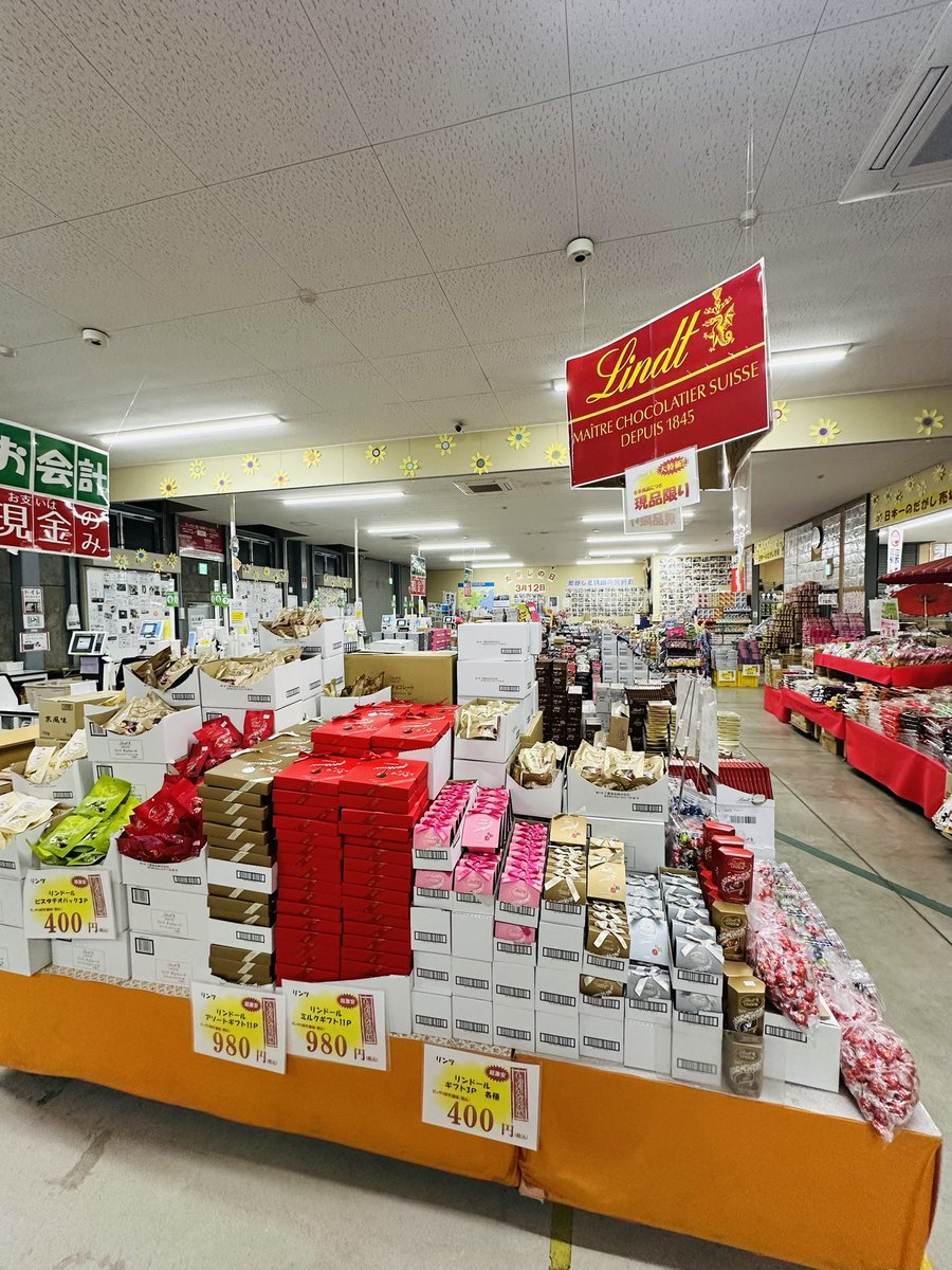 daruma_dagashi's tweet image. 日本一のだがし売場からお知らせ📢
今､売場中央にてリンツ(チョコ)コーナーができています‼️
食べたことのない味😁この機会に食べてみてね👍
リンツのチョコは美味しい🤤❤️‍🔥
売場独自のmixリンツも販売してます❗️
数量限定ですのでお早めに📢
#リンツ
#ミルク
#ピスタチオ
#ビター
#ダブルチョコ