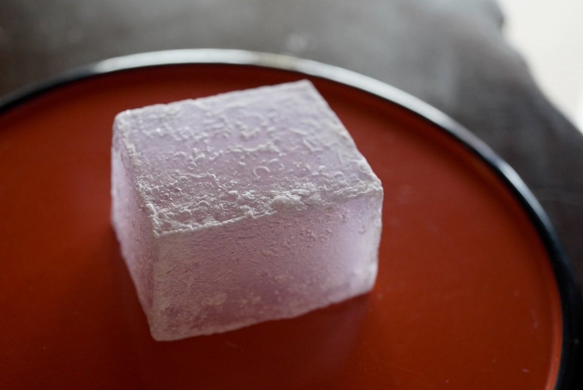 銘【はつむらさき】

今年もこの季節がやってきました🪻🦌

大変人気の透明な葛焼き。
吉野本葛と上質なお砂糖のみでお作りしております。

唯一、餡子を使わない和菓子です。
本葛の本来の香りと食感をお楽しみくださいませ✨

発送可能です⭕️📦🐈‍⬛