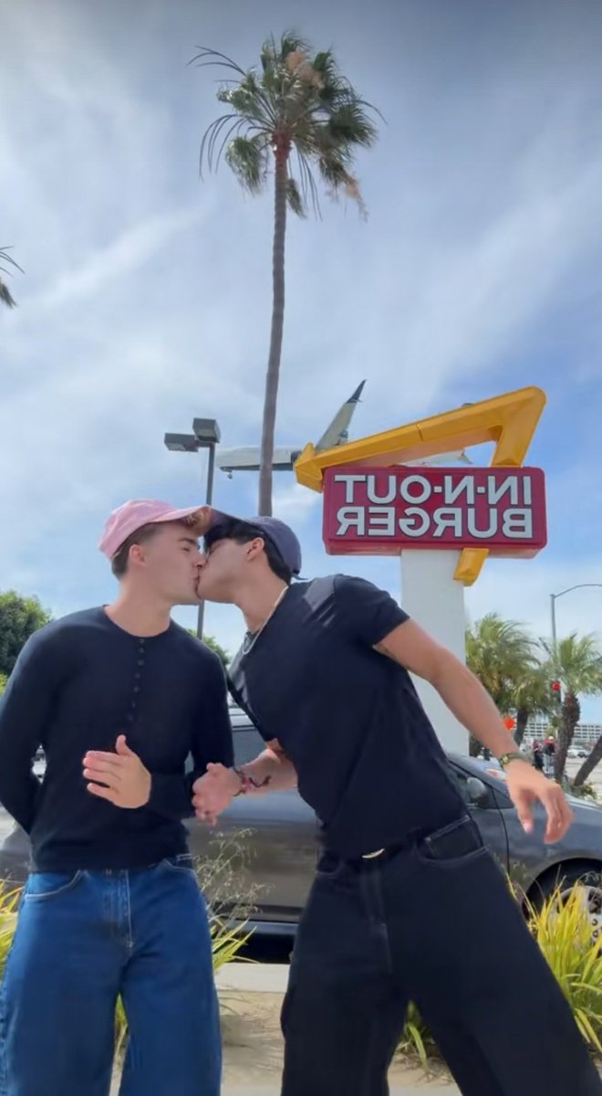 O avião na hora do beijinho 🥹💛🤎