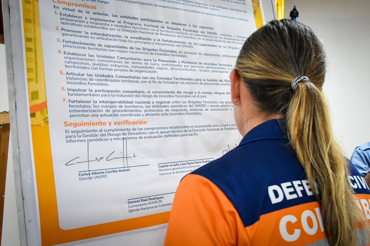 Colombia fortalece su capacidad frente a incendios forestales 🔥🇨🇴

La UNGRD, junto a <a href="/DNBomberosCol/">Dirección Nacional de Bomberos de Colombia</a>, <a href="/DefensaCivilCo/">DefensaCivilColombia</a>, <a href="/COL_EJERCITO/">Ejército Nacional de Colombia</a> y PONALSAR de <a href="/PoliciaColombia/">Policía de Colombia</a>, firmó el acta para crear el Programa Nacional de Gestión del Riesgo frente a Incendios Forestales.

Esta estrategia