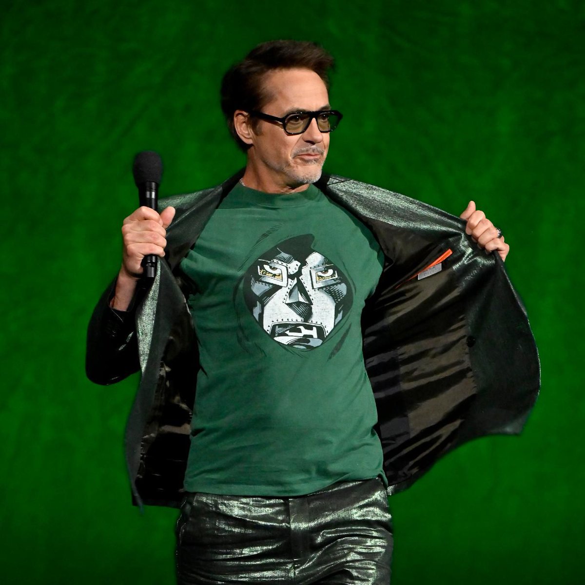 MCU_Direct's tweet photo. Robert Downey Jr. showing off his AVENGERS: DOOMSDAY-themed Doctor Doom shirt on stage at #CinemaCon: https://t.co/q0ezvGI9Q5