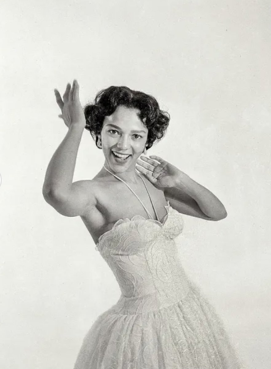 DandridgeLove's tweet photo. Dorothy in a studio portrait session circa 1952. © The John Sadovy Collection / Mary Evans Picture Library

#DorothyDandridge https://t.co/npRbmNdUMA