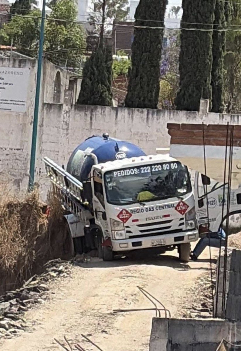 paconde's tweet image. ⭕️ ⚠️ A PUNTO DE VOLCAR 😱 | En #Acuitlapilco #Tlaxcala un camión repartidor de gas estacionario estuvo a punto de volcar muy cerca de la primaria Miguel Hidalgo. Se desconoce si llegaron cuerpos de bomberos y de emergencias. 📸 #RS