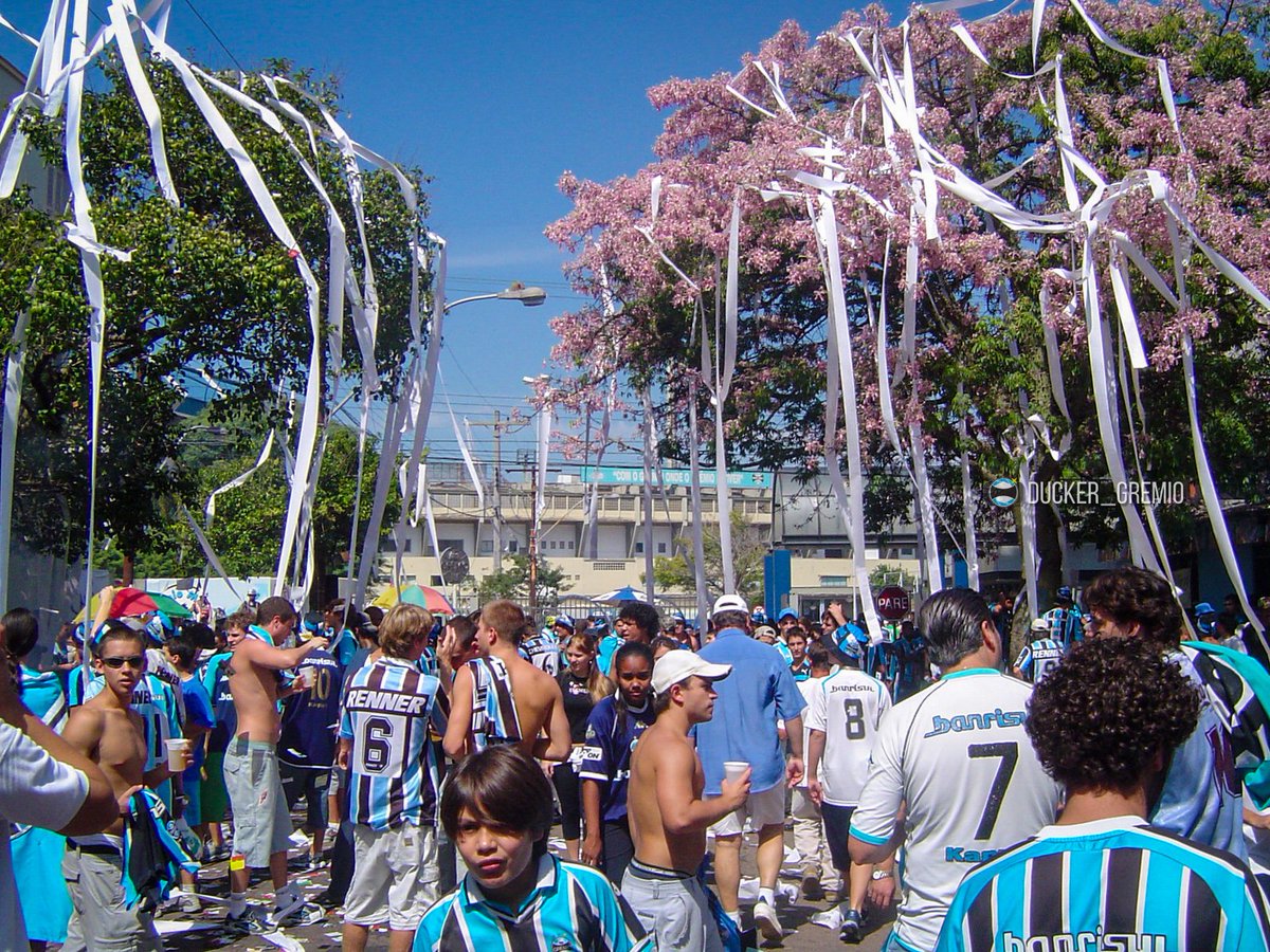 Qual lembranca vem na tua mente quando olha essa imagem?
A chegada no Monumental da Azenha em dia de jogo importante, passando pelo Bar Preliminar, o bar do Faísca.
Saudade demais 💙