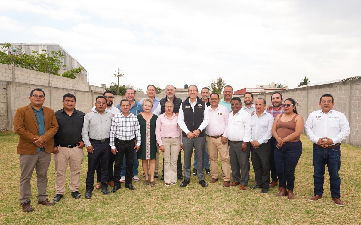 pepechedrauimx's tweet photo. Hoy tuvimos una reunión de trabajo con las y los presidentes de las juntas auxiliares, un espacio de diálogo y coordinación que fortalece el trabajo conjunto por nuestra ciudad. 🙌🏼

Les agradezco su disposición, cercanía y compromiso para seguir avanzando en equipo. 🤝🏼 https://t.co/ulhC82Szrs