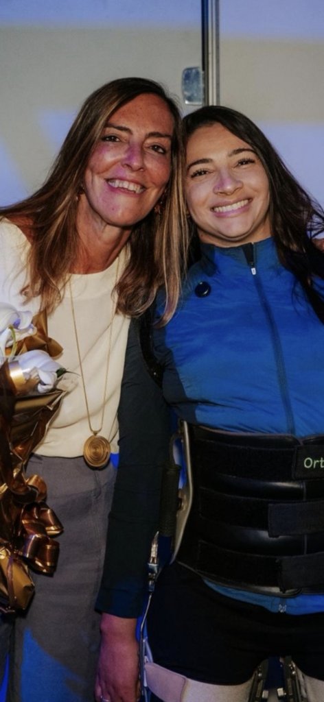 #LaísSouza emociona ao surgir em pé e homenagear cientista brasileira premiada por avanço em lesões medulares! #MarianoGomide
#TatianaLoboCoelho
 faroldabahia.com.br/noticia/lais-s…