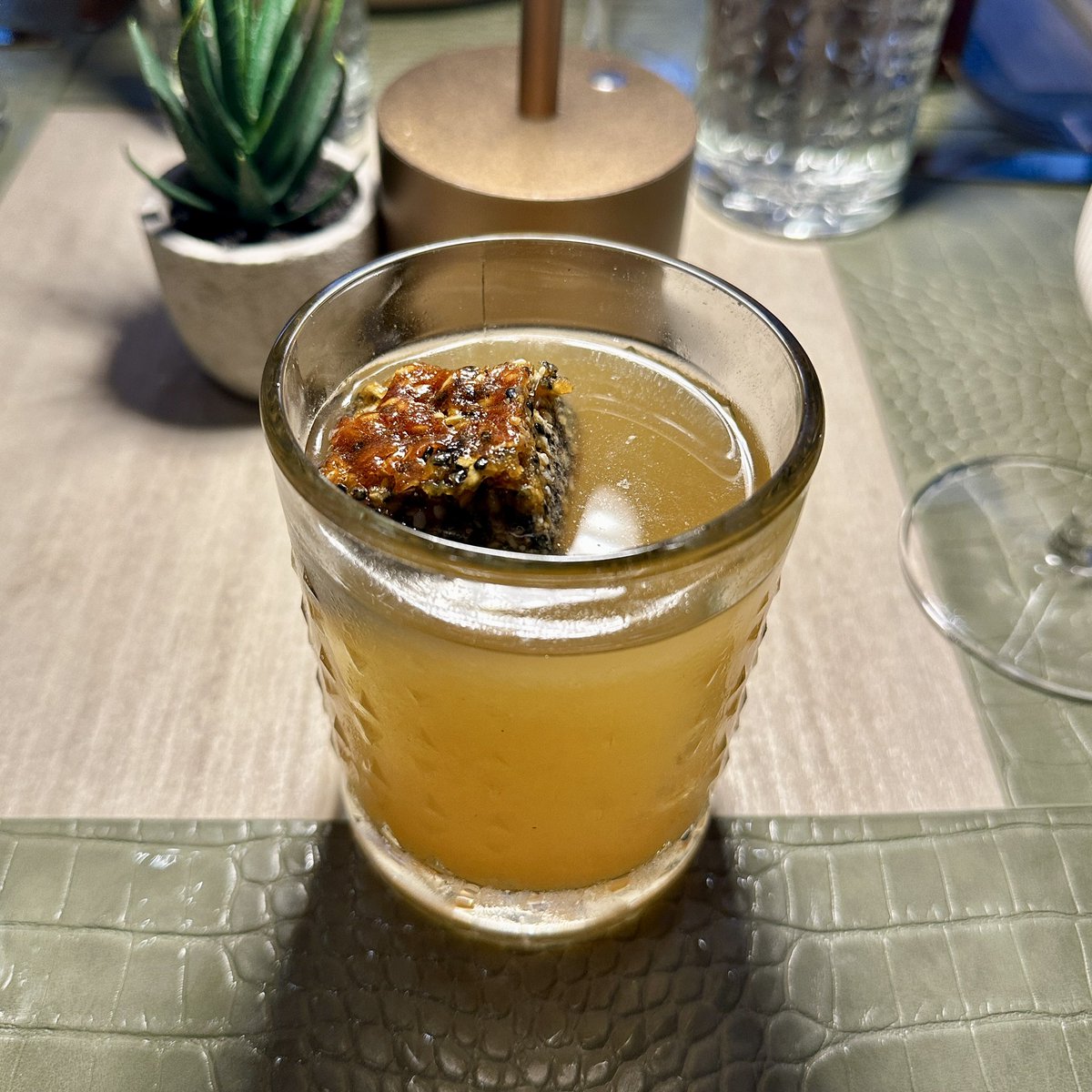 RobiMangia's tweet image. BBQ Brûléed Smokey Ribs brought over from @ybrestaurants #Miami 🤤 Miso Honey Old Fashioned with Hibiki 🥃 Great meal, service &amp;amp; vibes at Florida Room restaurant 👌🏼