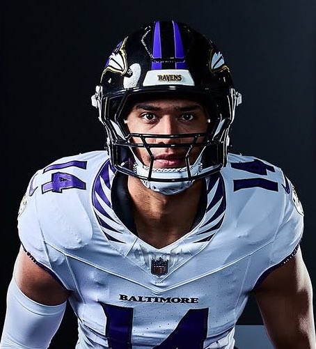 fashion_nfl's tweet photo. That winged motif is speaking to me.

Collar contrast done right. https://t.co/ET4h9SnR2A