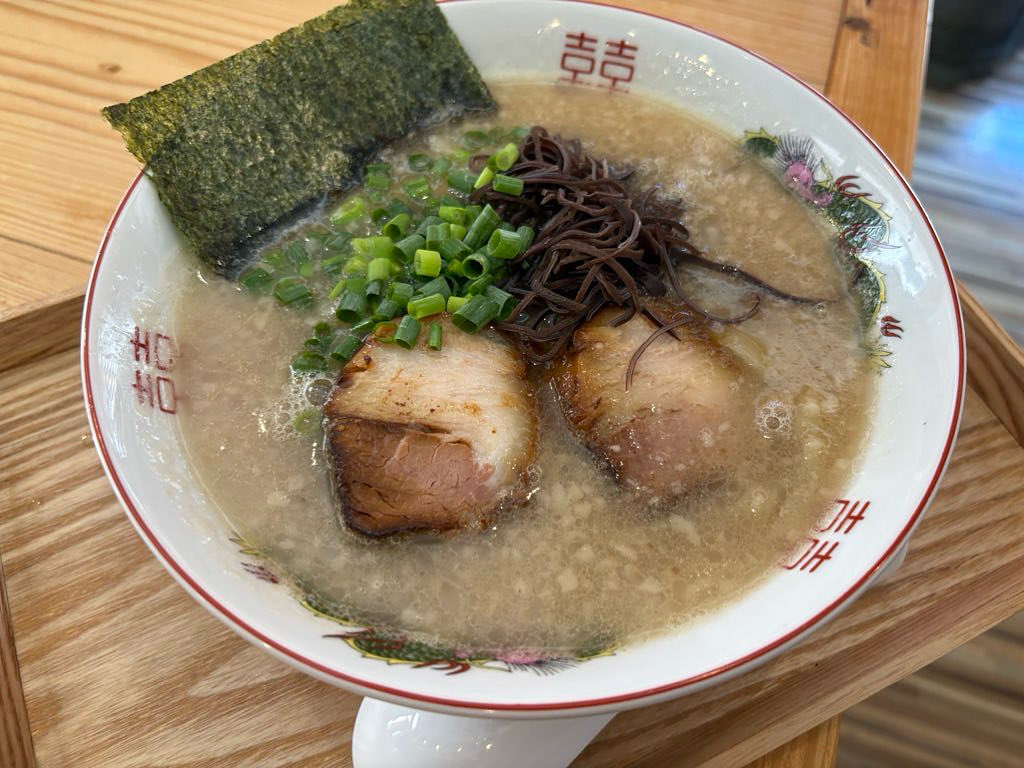 menyayellow's tweet photo. おはようございます。
本日17日（金）、いえろうの豚骨ラーメン　¥1000   15杯あります。
替え玉も対応します、大盛りの食券を購入して替え玉でとお伝えください。
よろしくお願いいたします。
#麺屋いえろう　#いえろう https://t.co/qMsFVb4Jfx