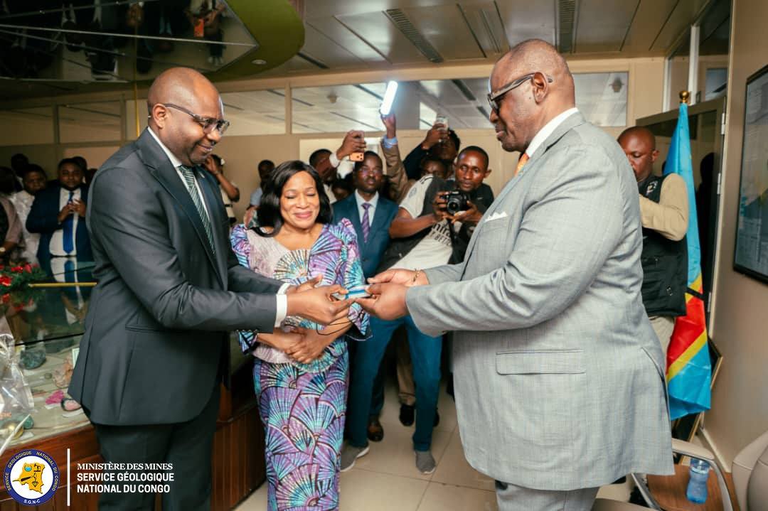 sgncrdc's tweet photo. Première visite d’une autorité de tutelle au SGN-C

​Le mardi 14 avril 2026 restera une date clé pour le Service Géologique National du Congo. Pour la première fois de l'histoire de l'institution, le Ministre des Mines, S.E.M. Louis WATUM KABAMBA, s'est rendu physiquement dans les locaux du SGN-C pour une visite de travail et d'évaluation.  

​Après une inspection des installations, le Ministre a échangé avec les dirigeants, la délégation syndicale et le personnel. Le Directeur Général, M. Raoul WAZENGA VITIMA, a profité de cette occasion pour exposer les défis majeurs du service tout en réaffirmant son cap : la performance et la bonne gouvernance. De son côté, la Présidente du Conseil d'Administration, Mme Gety MPANU MPANU, a sollicité un accompagnement accru du Ministère pour soutenir les réformes en cours.  

​Lors de son allocution, le Ministre a confirmé sa volonté de placer l'expertise des géologues congolais au cœur de l'exploration nationale. Il a particulièrement félicité le Directeur Général pour le climat de paix sociale exemplaire instauré avec les partenaires sociaux, tout en appelant le personnel à l'intégrité et au patriotisme.  

​Cette visite inédite marque le début d'une nouvelle ère pour un SGN-C plus fort, au service du développement minier durable de la RDC.  

#SGNC #MinesRDC #GeologieRDC #Gouvernance #DeveloppementDurable #RDC #ExpertiseNationale #LouisWatum