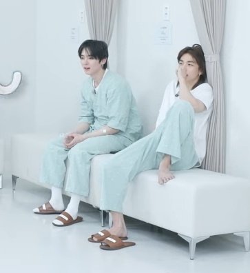 userlinoring's tweet photo. the difference between hyunho feet size 😭😭😭 someone get mino some slippers that fit his tiny feet i canfndjnd https://t.co/NRgBf5zmFG