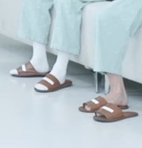 userlinoring's tweet photo. the difference between hyunho feet size 😭😭😭 someone get mino some slippers that fit his tiny feet i canfndjnd https://t.co/NRgBf5zmFG