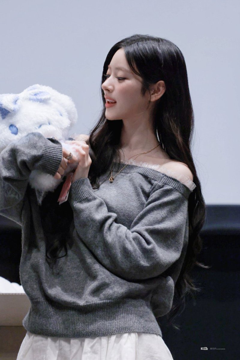 MEOVV ANNA 안나 tweet media