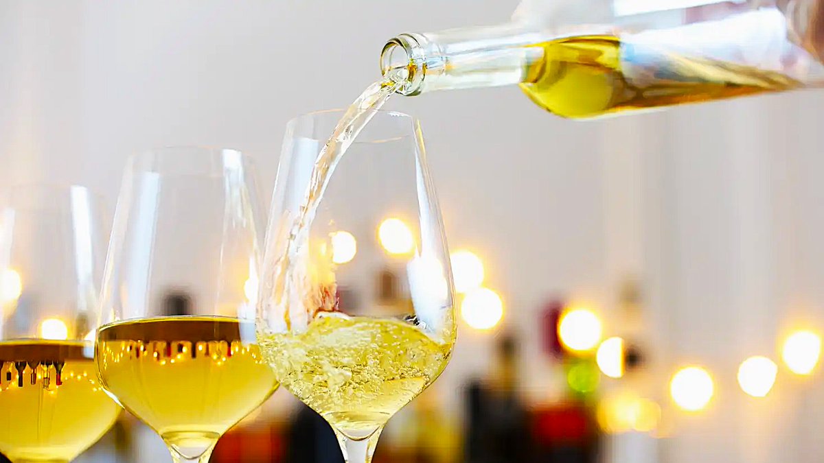 wineworldnews's tweet image. White Wine's Winning Streak tinyurl.com/49y5awk8 via @WineSearcher #whitewine #wine #wineworldnews