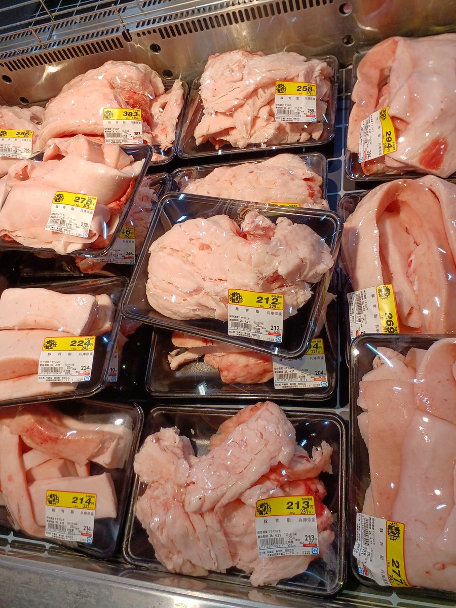 f_hearth's tweet image. 本日17日は豚の背脂が入荷しております✨色んな料理にご利用できますよ！レシピは「豚　背脂　レシピ」で検索してみてください😃
#Hearth #ハース
#阪急千里線　#豊津
#豊津駅改札から徒歩1分
#地下にあるスーパー