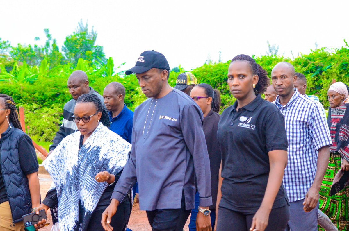 muramasector1's tweet photo. Yongeye gusaba abagize uruhare mu itegurwa n'ishyirwa mubikirwa  Jenoside yakorewe abatutsi 1994 kureka urubyiruko rukigishwa amateka kuko arirwo Rwanda rw'ejo mu gihe bo bagifite ingengabitekerezo no kubiba amacakubiri mubana babo aho kugira babigishe amateka yaranze igihugu. https://t.co/58lP1VOB0G
