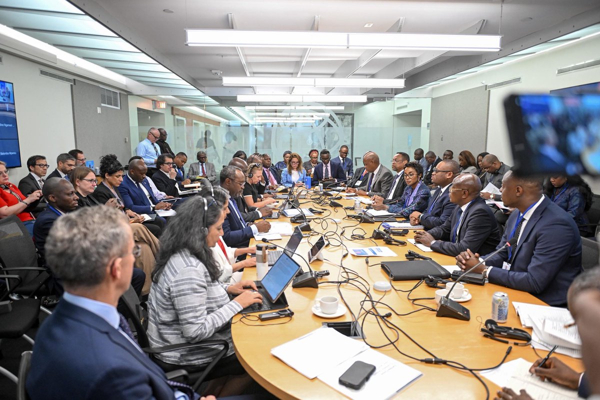 MichelMuvudi's tweet image. #WashingtonDC : Spring meetings #Banquemondiale : #défendre le travail de terrain, #valoriser la RDC, #reconnaître les sacrifices de nos professionnels de santé et #mobiliser des ressources pour la santé de notre population, voilà notre mission au sein de la Banque mondiale.