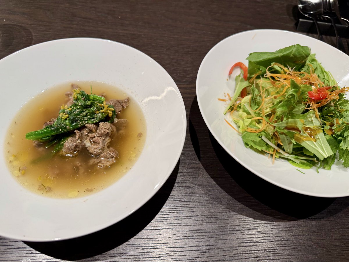 Ryo50ramone's tweet photo. 早起きと言うか、バタバタして一睡も出来てないので、ご褒美朝ごはん。
ちゃんとしたサラダが出てくるのが最高✨
パンチェッタの生ハムも牛すじのフォンドヴォー菜の花添えが美味しい。 https://t.co/ndhw87dHyE