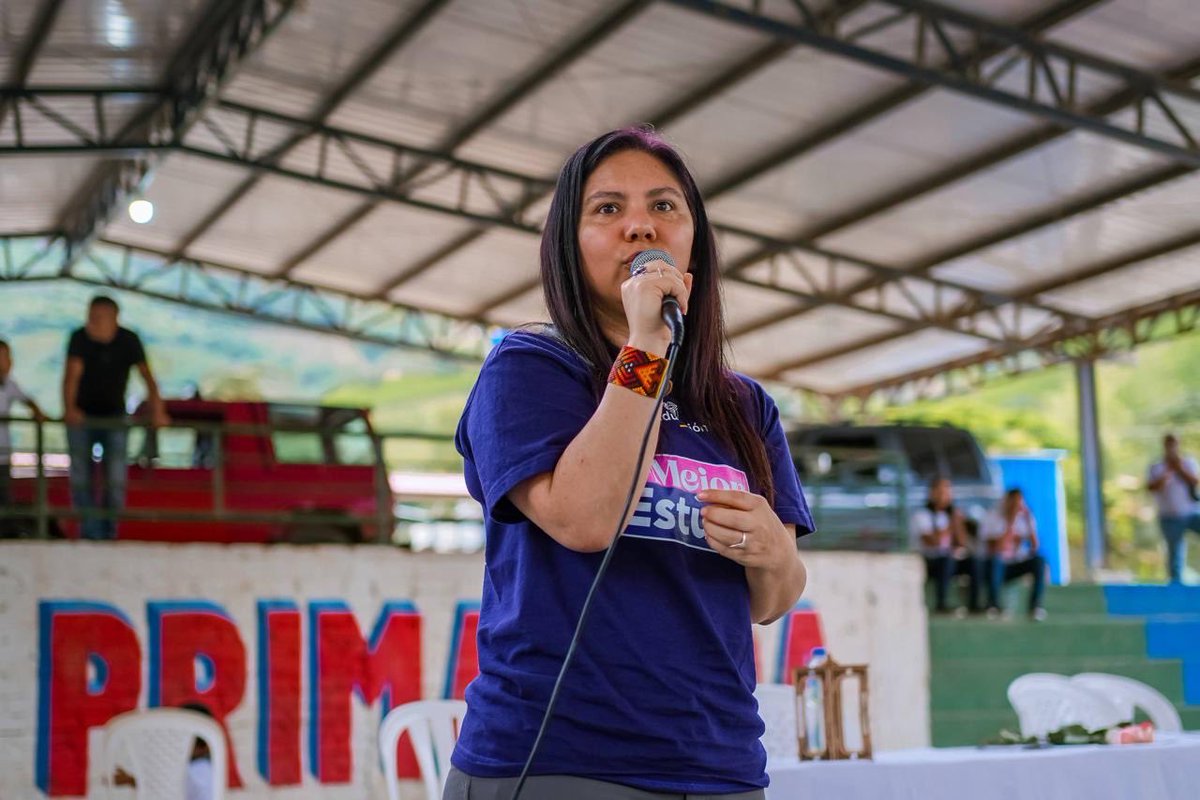 Llegamos al segundo punto de nuestro primer día en el Cauca. Esta vez en Argelia, en la Institución Educativa La Primavera, escuchamos a padres de familia, docentes y estudiantes.

Su experiencia en el marco de la estrategia SIMES orienta las decisiones para fortalecer la