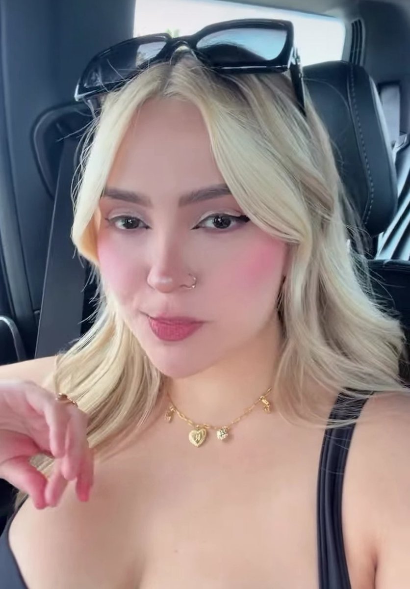 puropncherivari's tweet image. Día 26. 
Aún no.
El collar R de Rodando hacia Coachella porque Rivers es mujer que Resuelve y planta un árbol en media habitación si Ari lo pidiera. ❤️‍🔥

#Rivers #Rivari #Arigay #Arigameplays