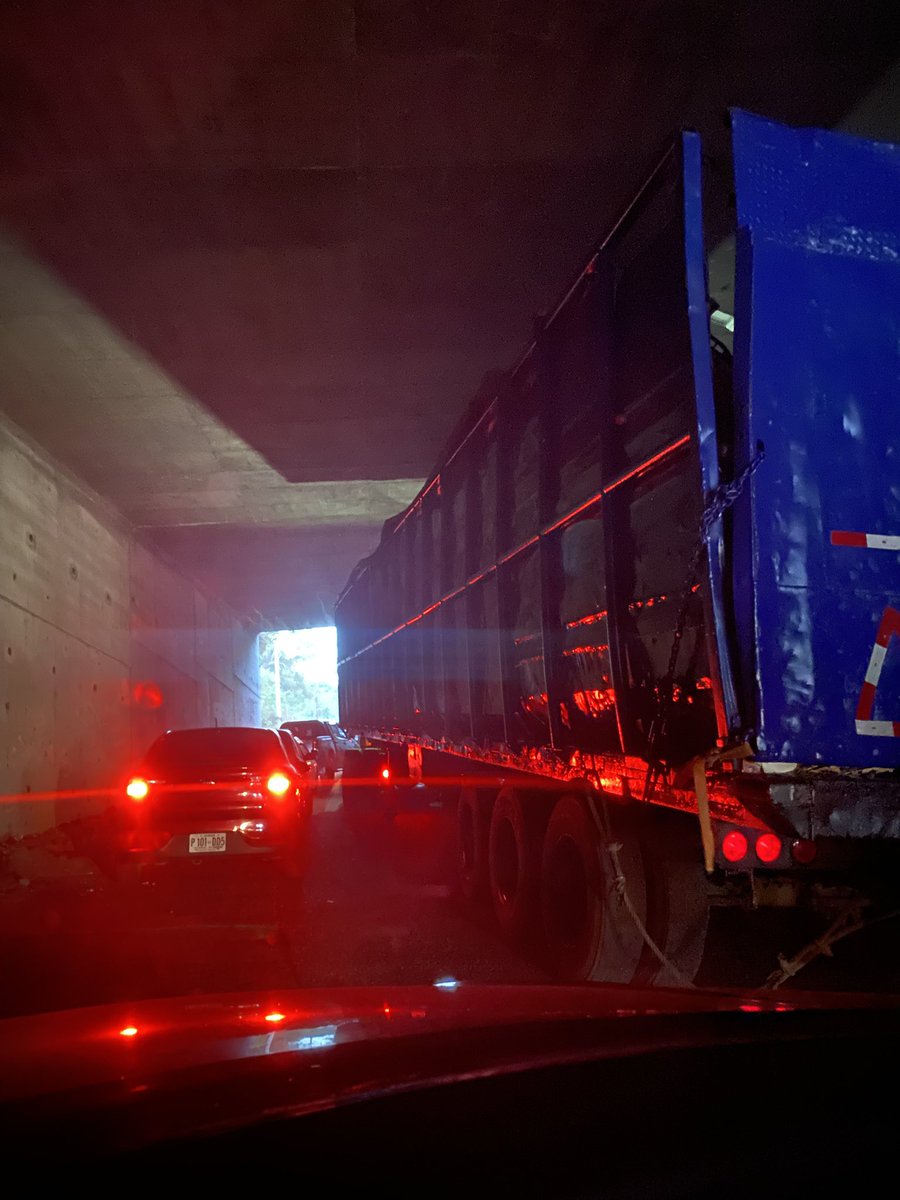Una rastra con aparente desperfectos mecánicos se ha quedado justo en el túnel del puente las mulas bloqueando casi dos carriles, el paso está muy complicado. #TraficoSV