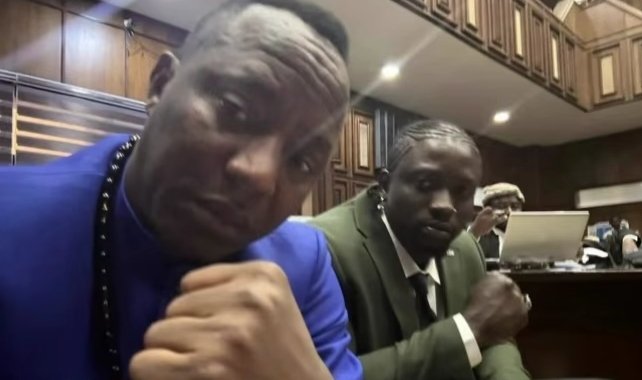 Magic_Hillz's tweet photo. See this guy enh.... @sowore only said "I won't let u oppress b Lord" that's all, then his ego feels stepped on... @vdmempire if don't unmask sowore u no do well ooo... It's a shame I've been claiming ratel... U want to fall who stood by you? Ur Karma dey gym sha https://t.co/AacgWfK1e8