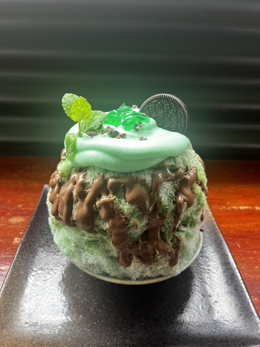 vinefru1's tweet photo. 『生ミントチョコレート』

生ミントから煮出したミントシロップに今年は仕上げに生ミントを丸ごとピューレにして加えた生ミントミルクソースをベースに使用🌱
さらに自家製チョコソース、カカオニブ、ミントジュレ、オレオ、柑橘果肉を合わせたチョコミン党必食の新作です！ https://t.co/I4hDRnCr6v